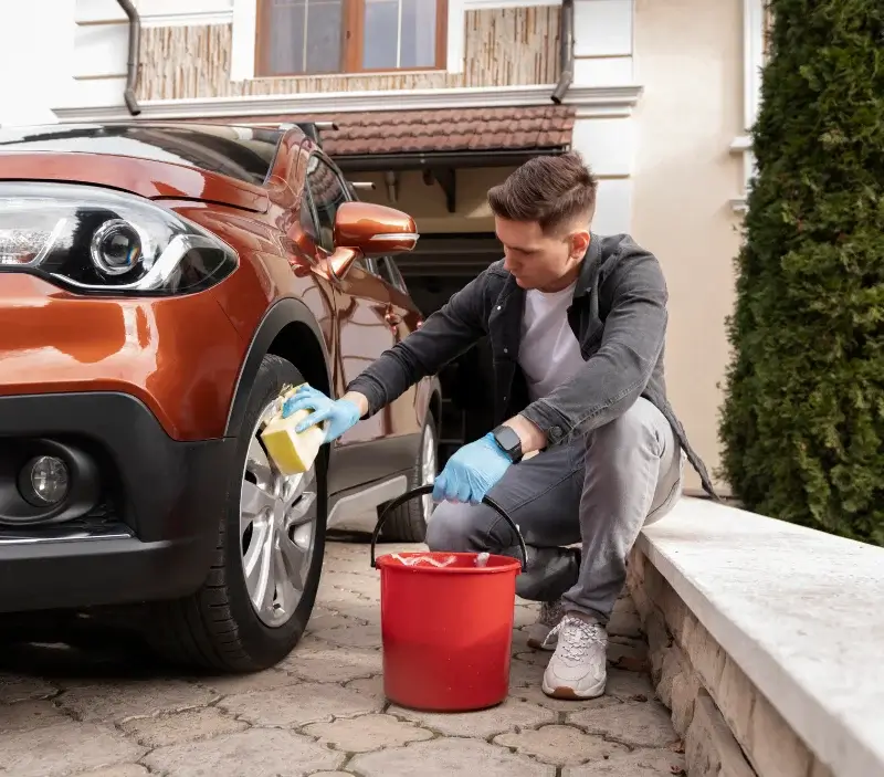 Lavage auto à domicile Saint-Gilles-Croix-de-Vie : professionnel intervenant sur un véhicule